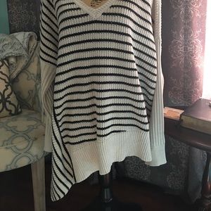 Sweater asymmetrical on the bottom.